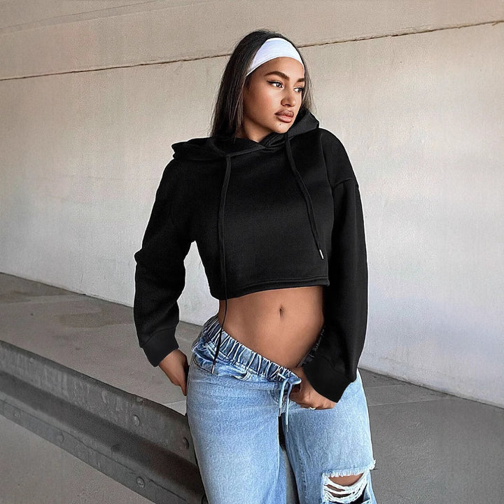 Sweatshirt court pour femmes avec une coupe décontractée et une capuche Chic & Stil