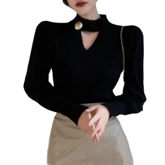 Pull élégant pour femmes avec décolleté en V et patte de boutonnage décorative Chic & Stil