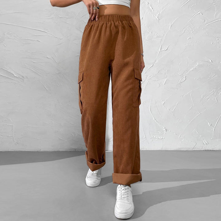 Pantalons cargo pour femmes en velours avec taille élastique et poches latérales pratiques Chic & Stil