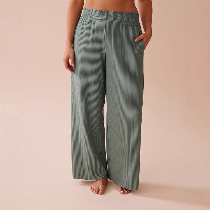Casual pleated pants for women with elastic waistband and side pockets Lune London