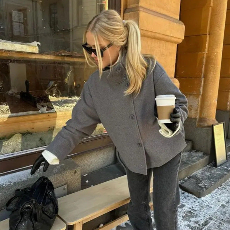 Trendy short jacket for women with high collar and button closure Lune London