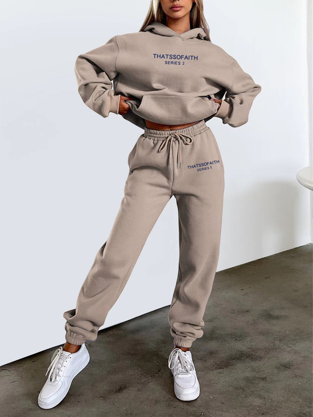 Women's jogging suit with comfortable hood and elastic cuffs Chic & Stil