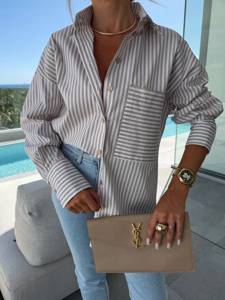 Chemisier décontracté pour femmes avec un motif de rayures classique et une poche poitrine appliquée Chic & Stil