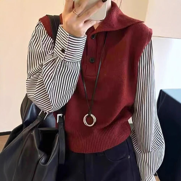 Pull élégant pour femmes avec col montant et détails de boutons Chic & Stil