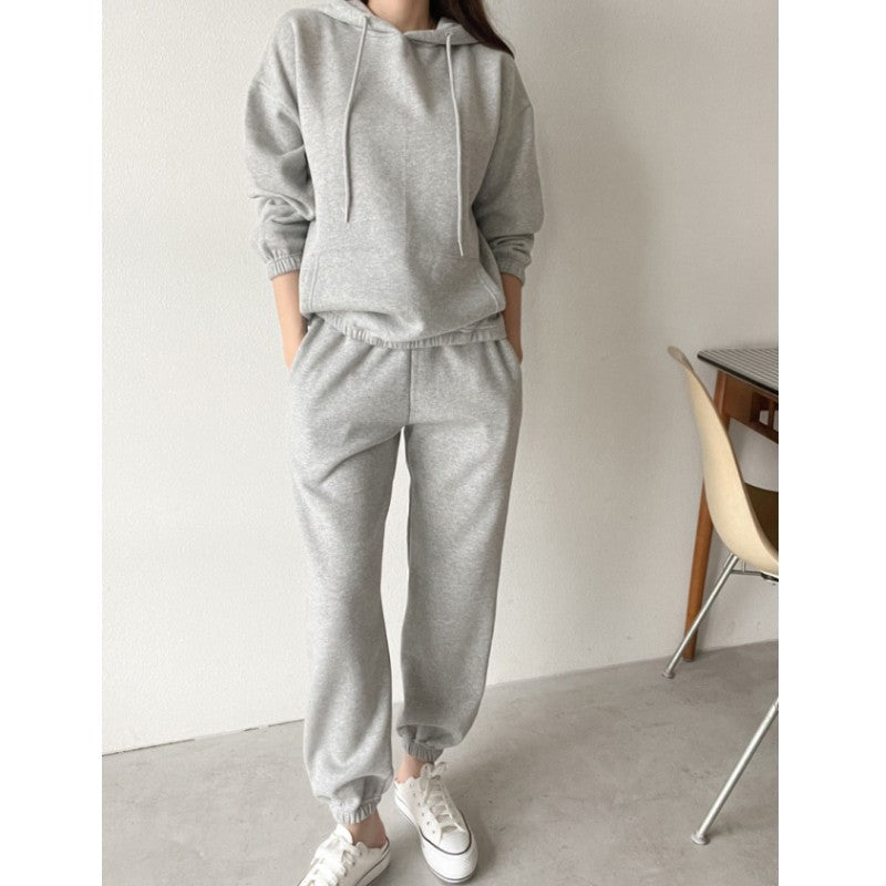 Women's casual hoodie and jogger set made of soft cotton blend with practical kangaroo pocket Chic & Stil