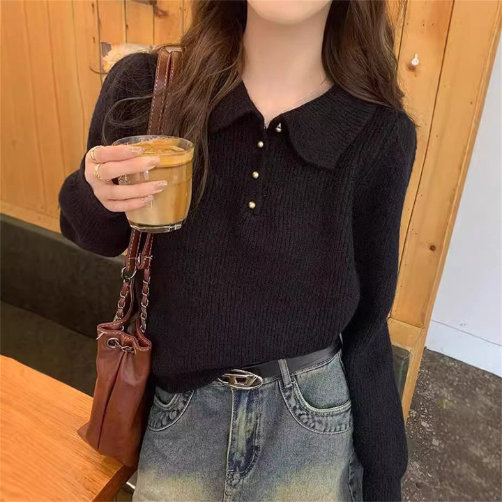 Pull féminin avec col polo texturé et détails de boutons Chic & Stil