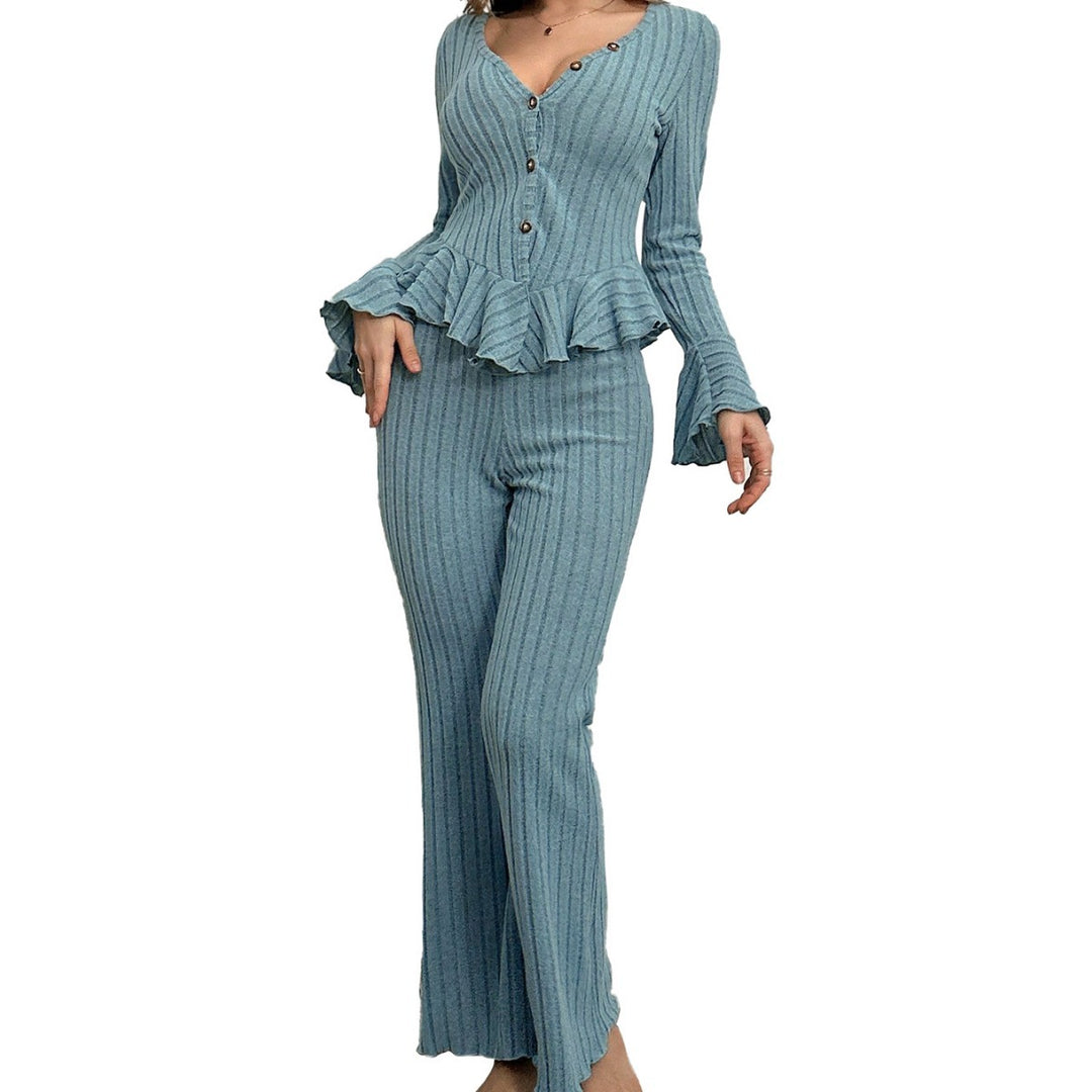 Ensemble féminin confortable en deux pièces avec des détails en volants et une fermeture à boutons Chic & Stil
