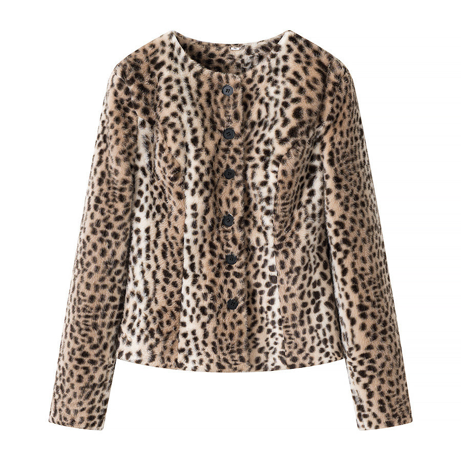 Women's short jacket made of faux fur with leopard print and continuous button placket Amarae