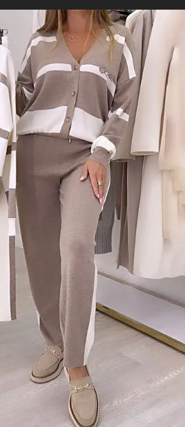 Ensemble de détente élégant pour femmes avec boutons sur le devant et détails rayés Chic & Stil