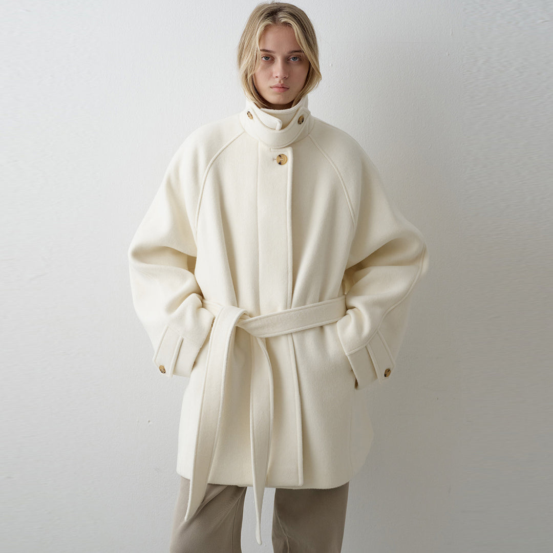 Manteau en laine oversize pour femmes avec col haut et ceinture Chic & Stil