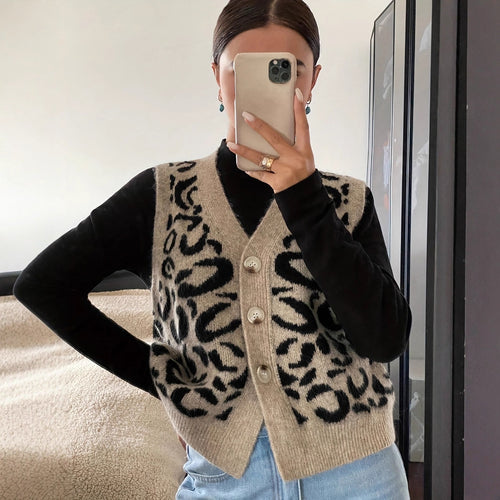 Gilet en tricot pour femmes avec un élégant motif léopard et des boutons de haute qualité Chic & Stil