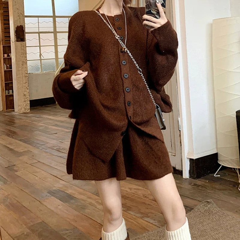 Ensemble tricoté pour femme avec design sans col et détail de bouton asymétrique Chic & Stil