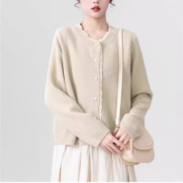 Cardigan femme en maille fine avec fermeture à bouton décoratif et structures côtelées douces Chic & Stil