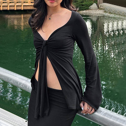 Haut féminin avec détail noué et décolleté en V plongeant Chic & Stil