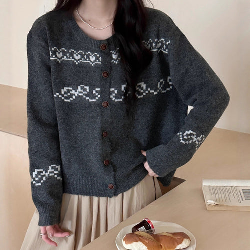 Cardigan tricoté ludique pour femmes avec boutons en bois et motifs traditionnels Chic & Stil
