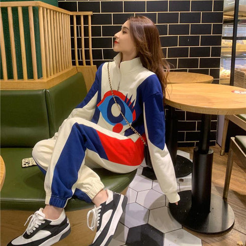 Women's sporty suit with high collar and modern graphic design Chic & Stil