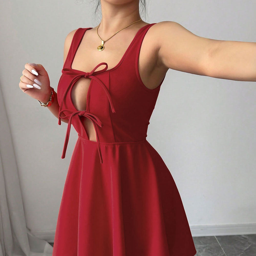 Robe mini pour femme avec décolleté élégant et détail de nœud ludique Chic & Stil