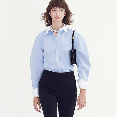 Chemisier élégant pour femmes avec une coupe moderne et des détails contrastants Chic & Stil