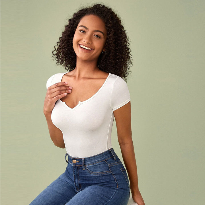 T-shirt ajusté pour femmes avec décolleté V profond et manches courtes Chic & Stil
