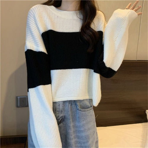 Knitted sweater for women with wide sleeves and a contrast design Amarae