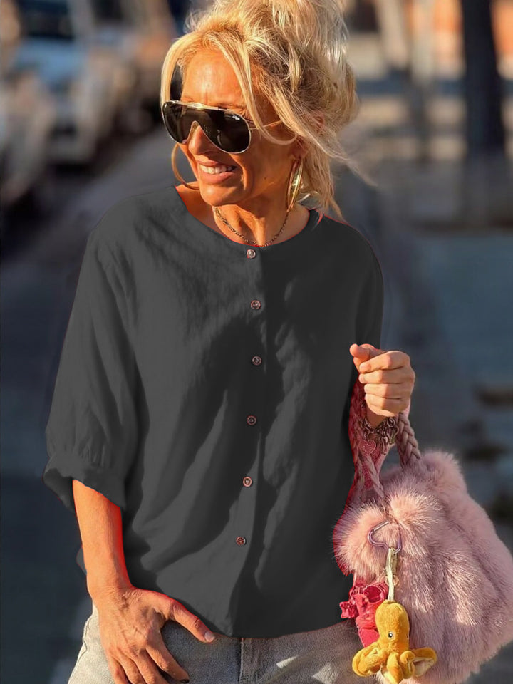 Blouse décontractée pour femmes avec manches courtes, détails de boutons et coupe ample Chic & Stil