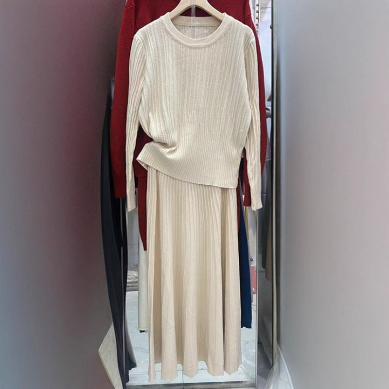 Ensemble en tricot pour femmes avec jupe plissée et pull ton sur ton Chic & Stil