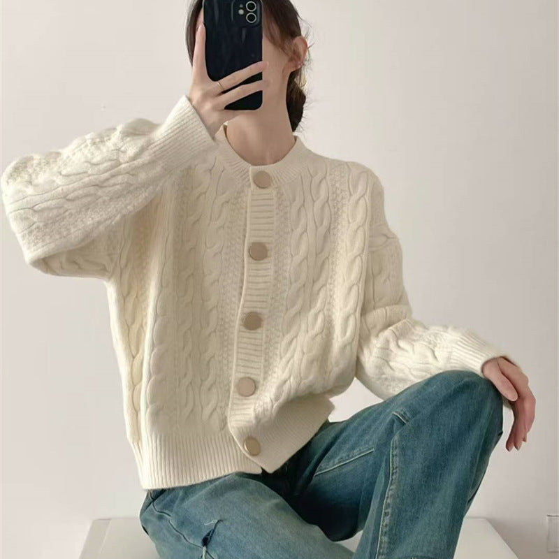 Cardigan pour femmes avec motif en câble et gros détails de bouton Chic & Stil