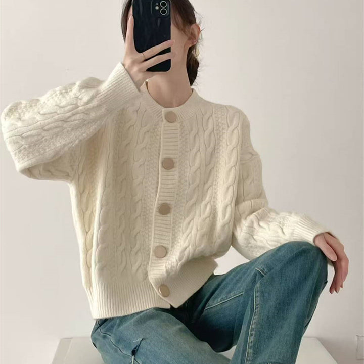 Cardigan pour femmes avec motif en câble et gros détails de bouton Chic & Stil