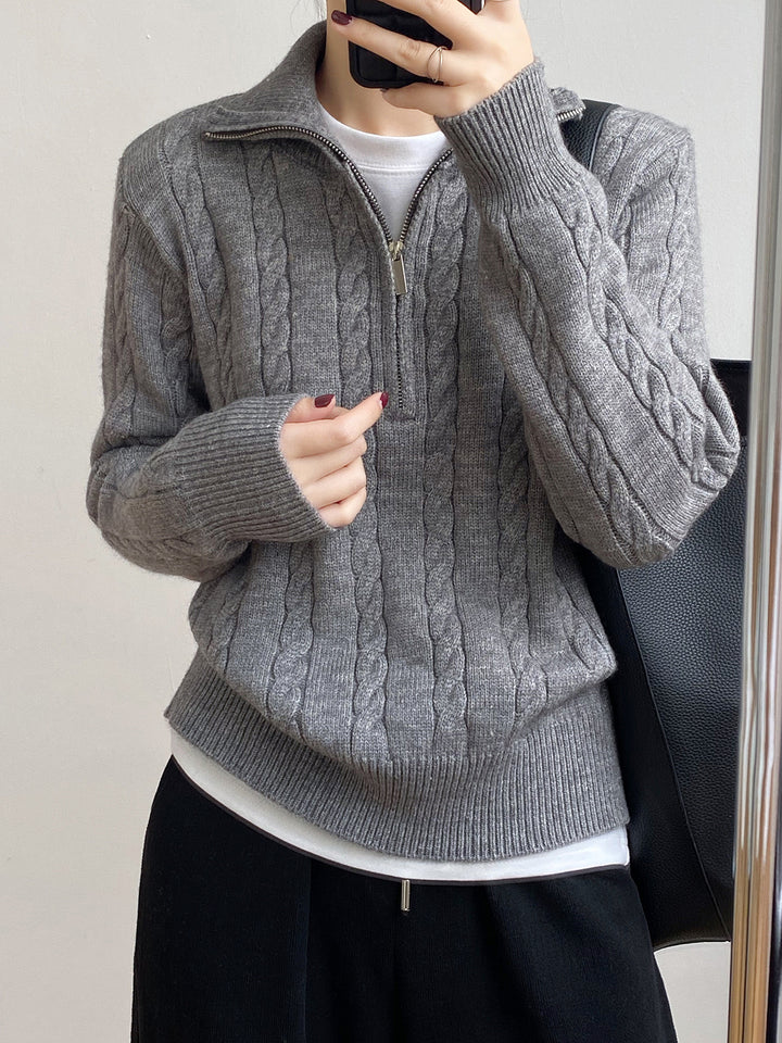 Pull en tricot pour femmes avec design en torsades et col montant moderne Chic & Stil