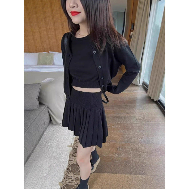 Robe tricot à manches courtes pour femmes avec jupe plissée et encolure ronde Chic & Stil