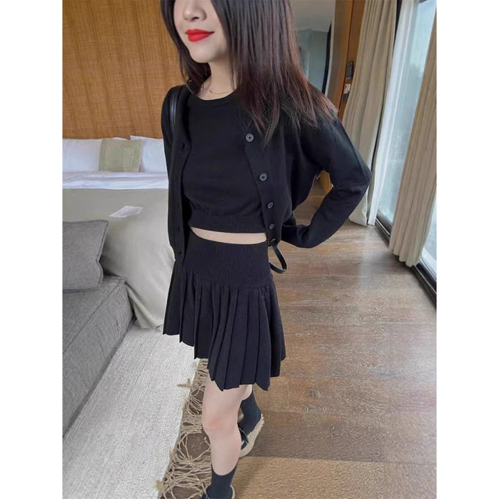 Robe tricot à manches courtes pour femmes avec jupe plissée et encolure ronde Chic & Stil