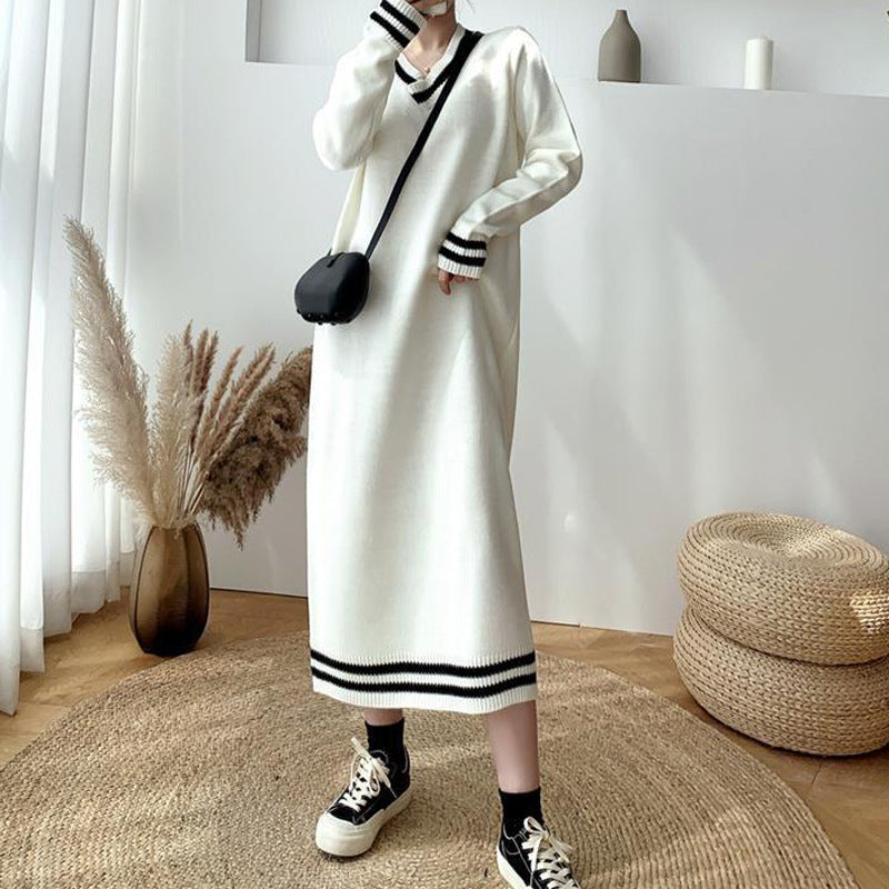 Robe tricotée à manches longues pour femme avec un décolleté en V moderne et des détails côtelés contrastants Chic & Stil