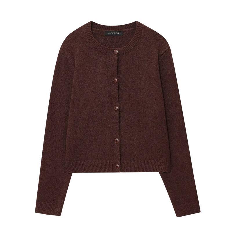 Ladies cozy knit pullover with classic buttons and a round collar Lune London