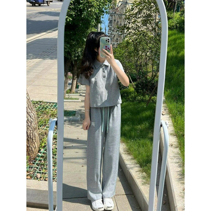 Women's sporty set with short top and joggers Chic & Stil