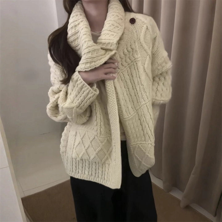 Cardigan pour femmes avec motif en cable complexe et matière douce Chic & Stil