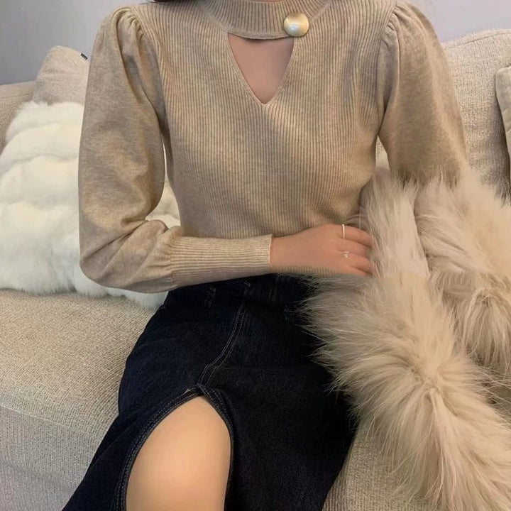 Pull élégant pour femmes avec décolleté en V et patte de boutonnage décorative Chic & Stil