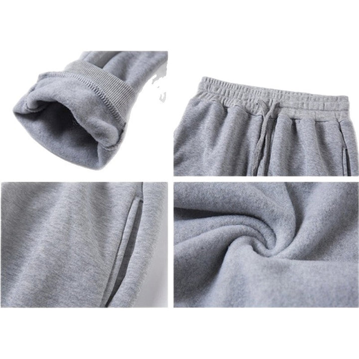 Men's hooded sweat suit with sporty cut and practical kangaroo pocket design Chic & Stil