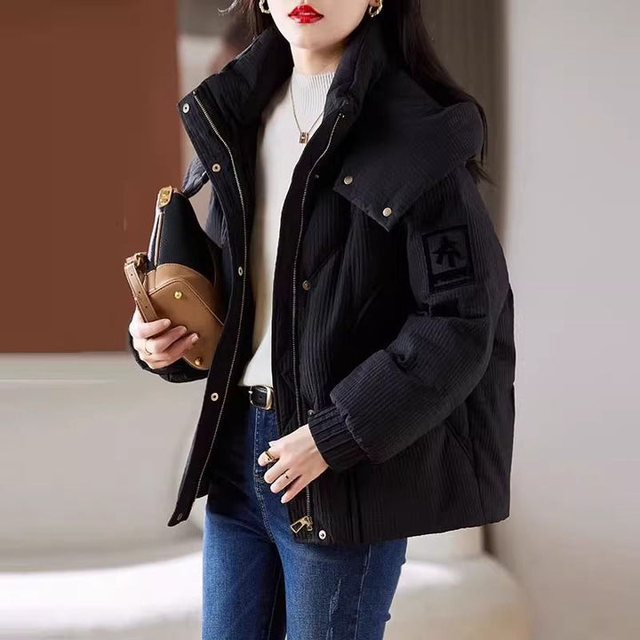 Veste matelassée surdimensionnée pour femmes avec un design pratique à capuche Chic & Stil