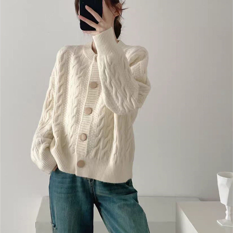 Cardigan pour femmes avec motif en câble et gros détails de bouton Chic & Stil