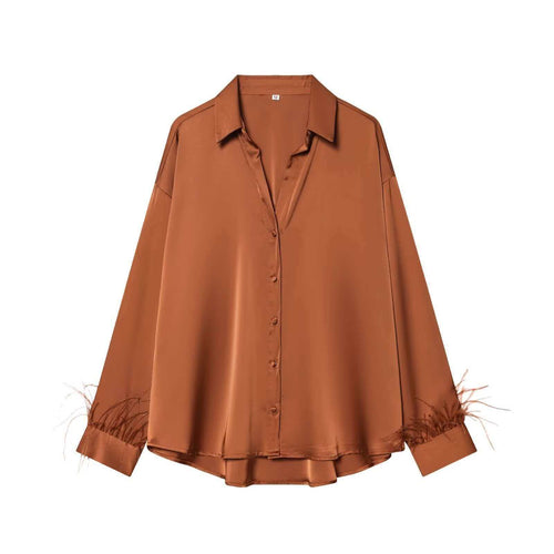 Blouse en satin pour femmes avec des ornements en plumes élégants Chic & Stil
