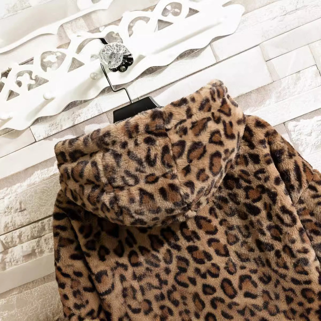 Women's cozy fleece sweater with leopard pattern and hood Lune London