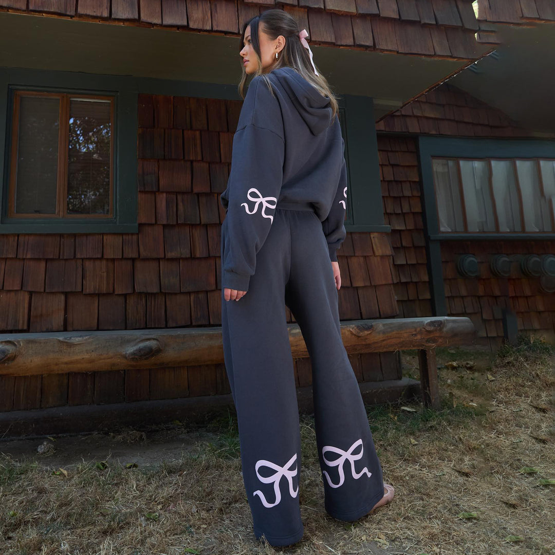 Casual tracksuit set for women with great comfort and chic graphic accents.