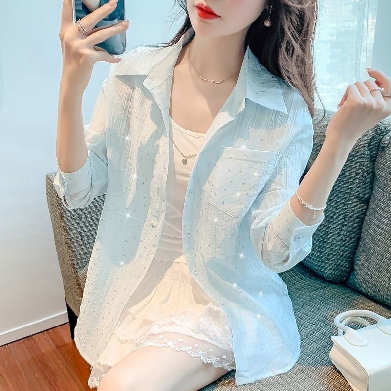 Blouse aérienne pour femmes avec de fines plissures et détails de boutons décoratifs Chic & Stil
