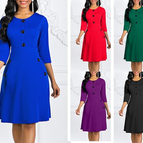 Robe élégante de dames, longueur genou, avec des boutons décoratifs et des manches 3/4 Chic & Stil