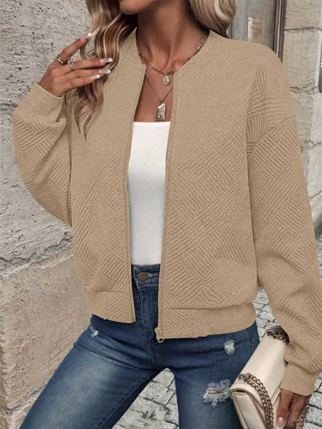 Veste de survêtement tendance pour dames avec design texturé et fermeture éclair Chic & Stil