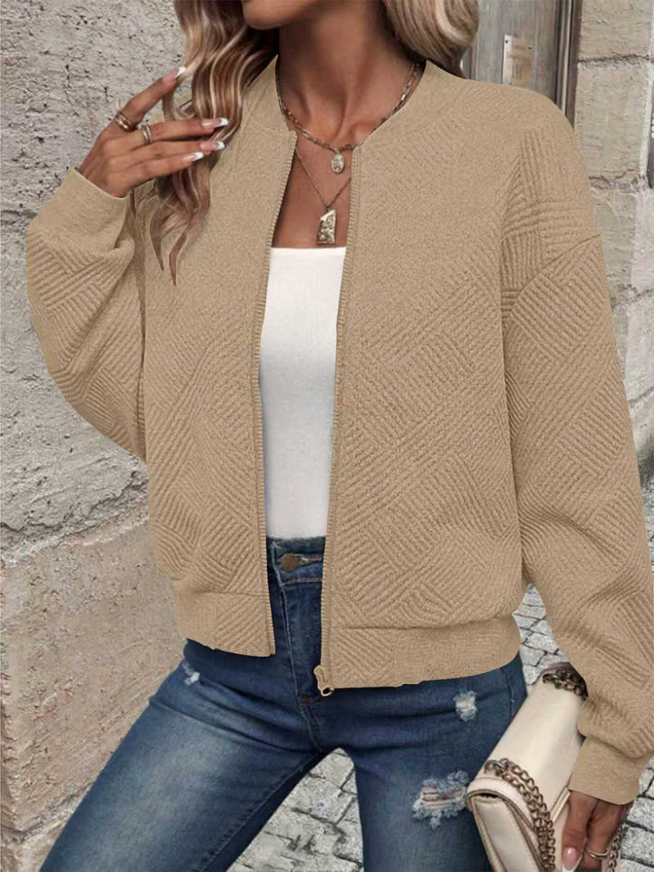 Veste de survêtement tendance pour dames avec design texturé et fermeture éclair Chic & Stil