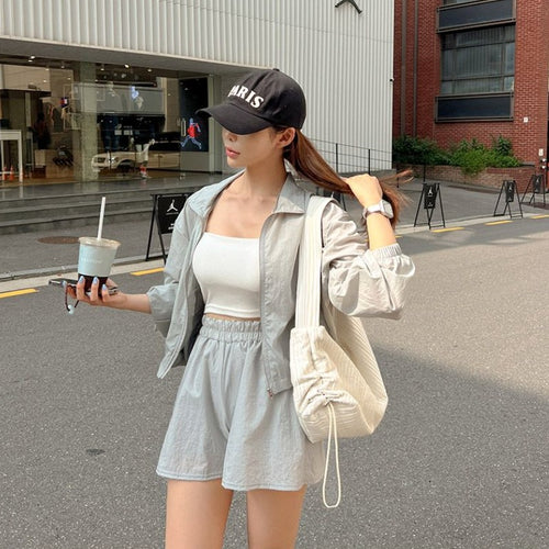 Women's sporty combo set with hoodie and shorts Chic & Stil