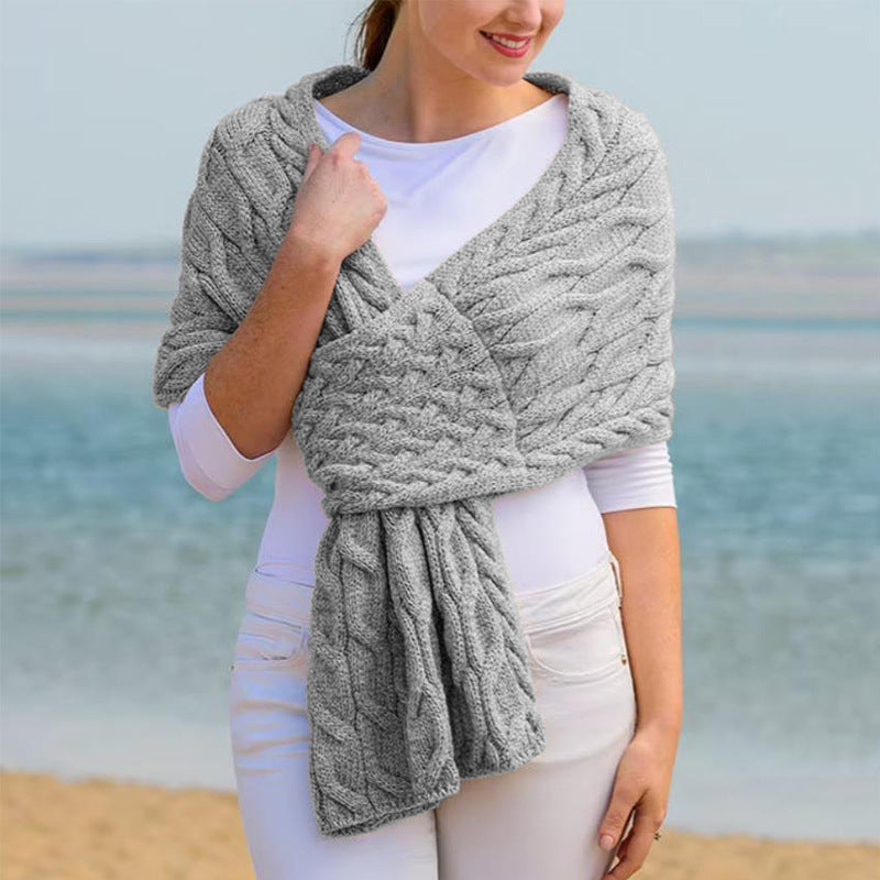 Knitted scarf for women with a modern cable pattern and versatile wearing comfort Lune London