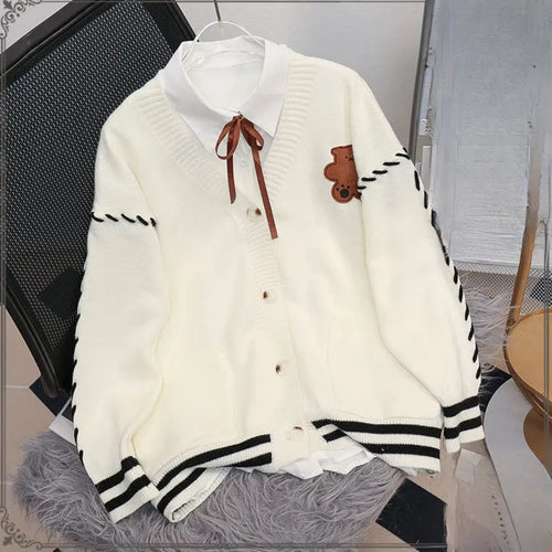 Cardigan moelleux pour femmes avec motif ours unique Chic & Stil
