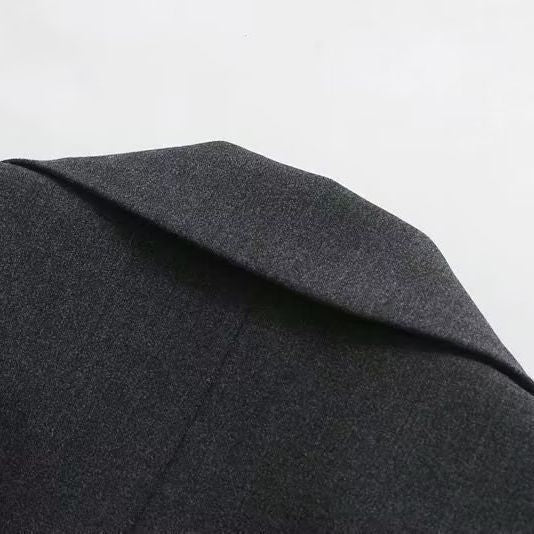Trendy short women's jacket with an elegant cut and practical details Lune London